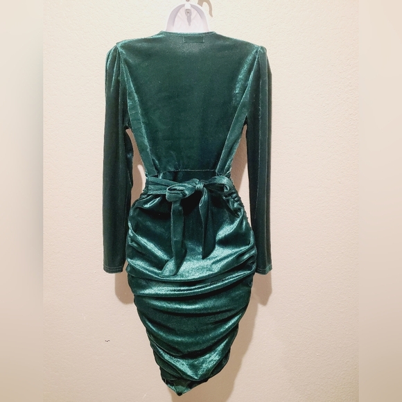 💚5/$25 CHICME Emerald  Green Velvet Draped Bodycon Dress Pearl Neckline Medium - Picture 6 of 7